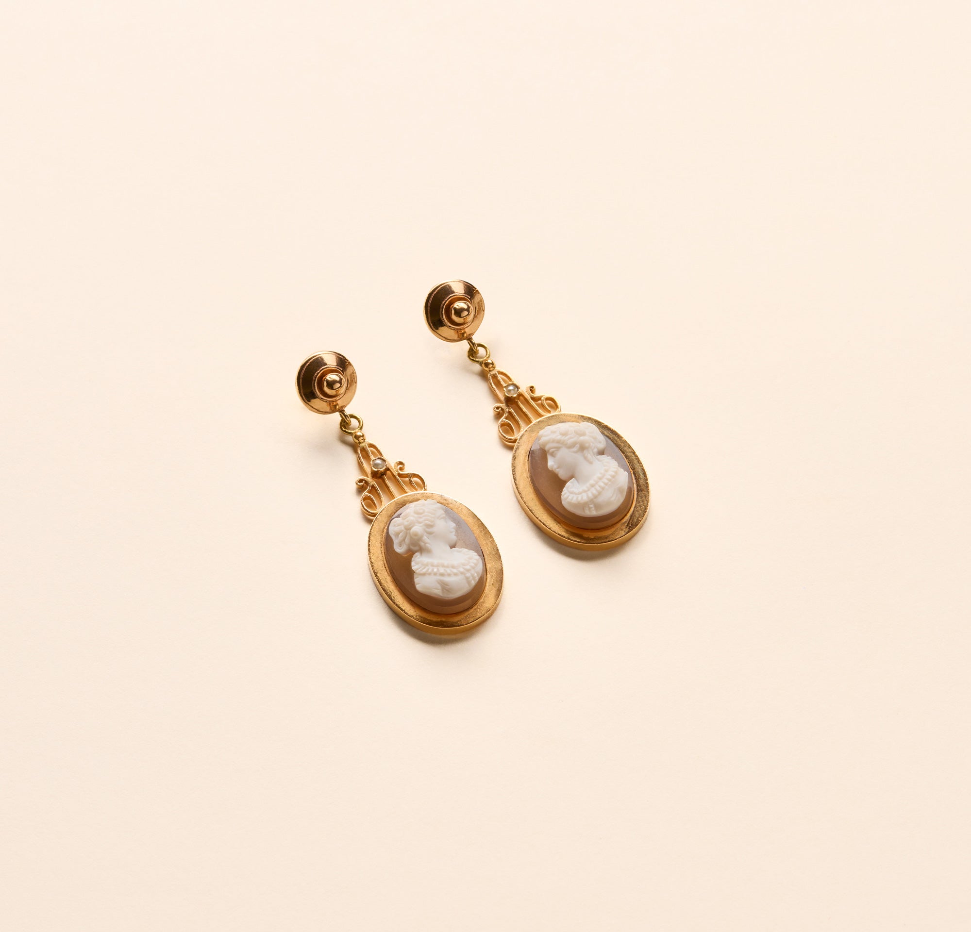 Boucles d'oreille pendantes, camées buste de femme - Joalie