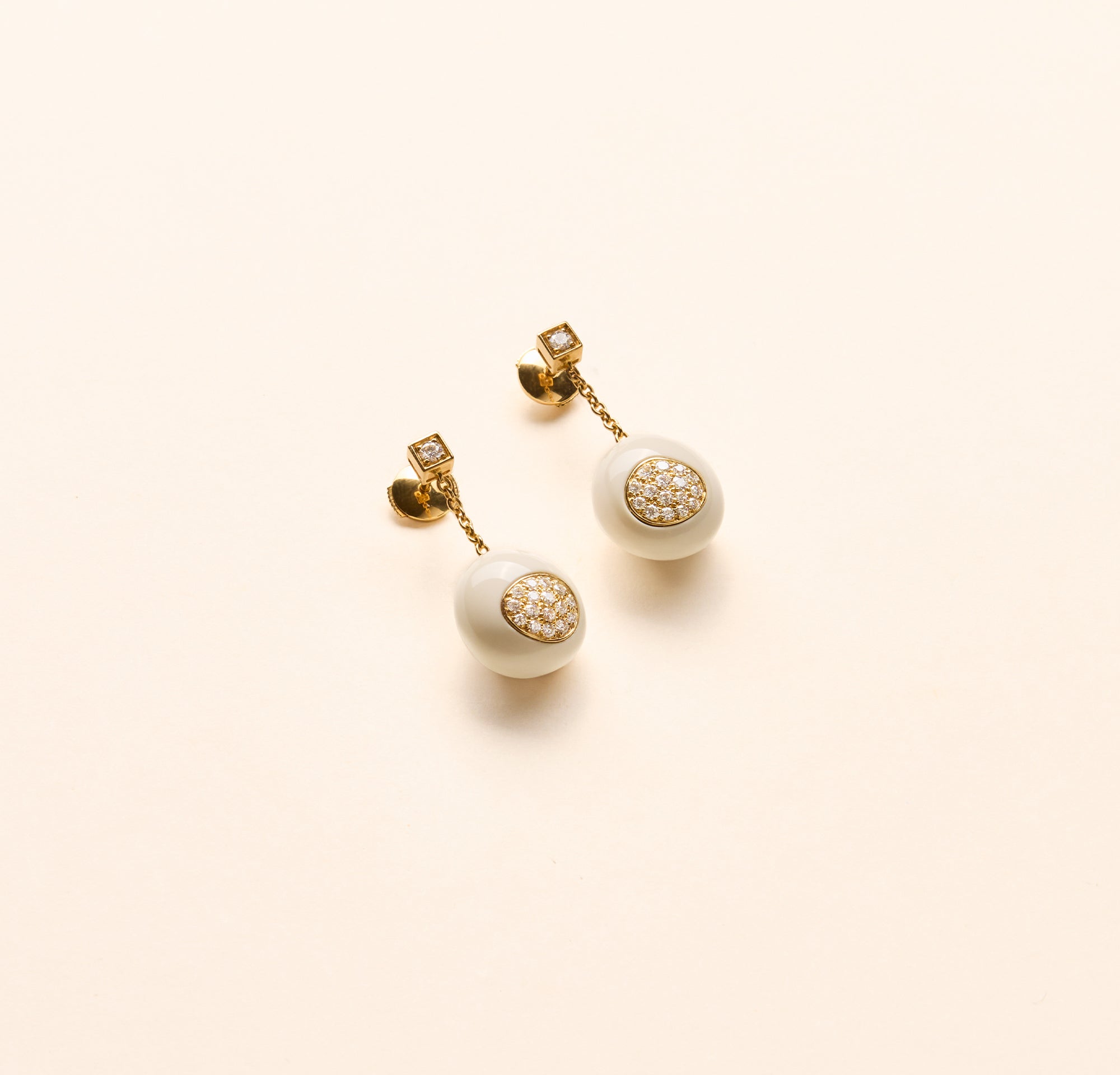 Boucles d'oreilles Galet, cacholong et diamant - Joalie