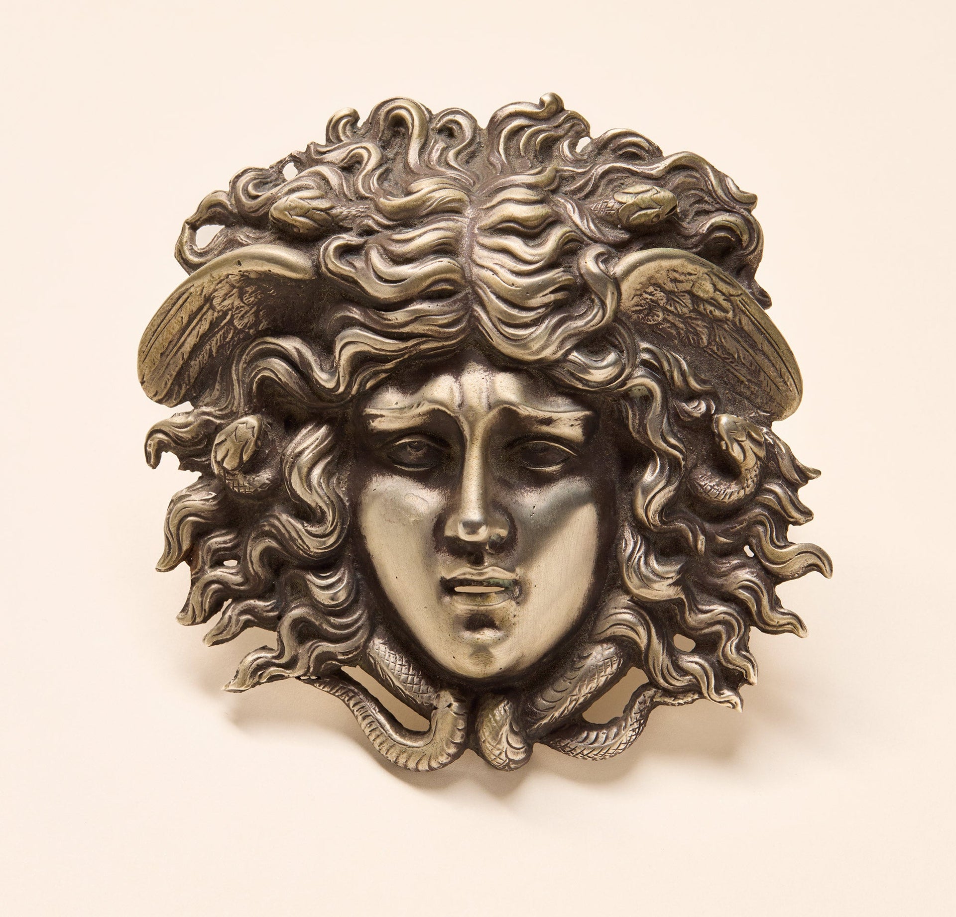 Tête de Méduse provenant d'un décor de mobilier néo-classique - Joalie