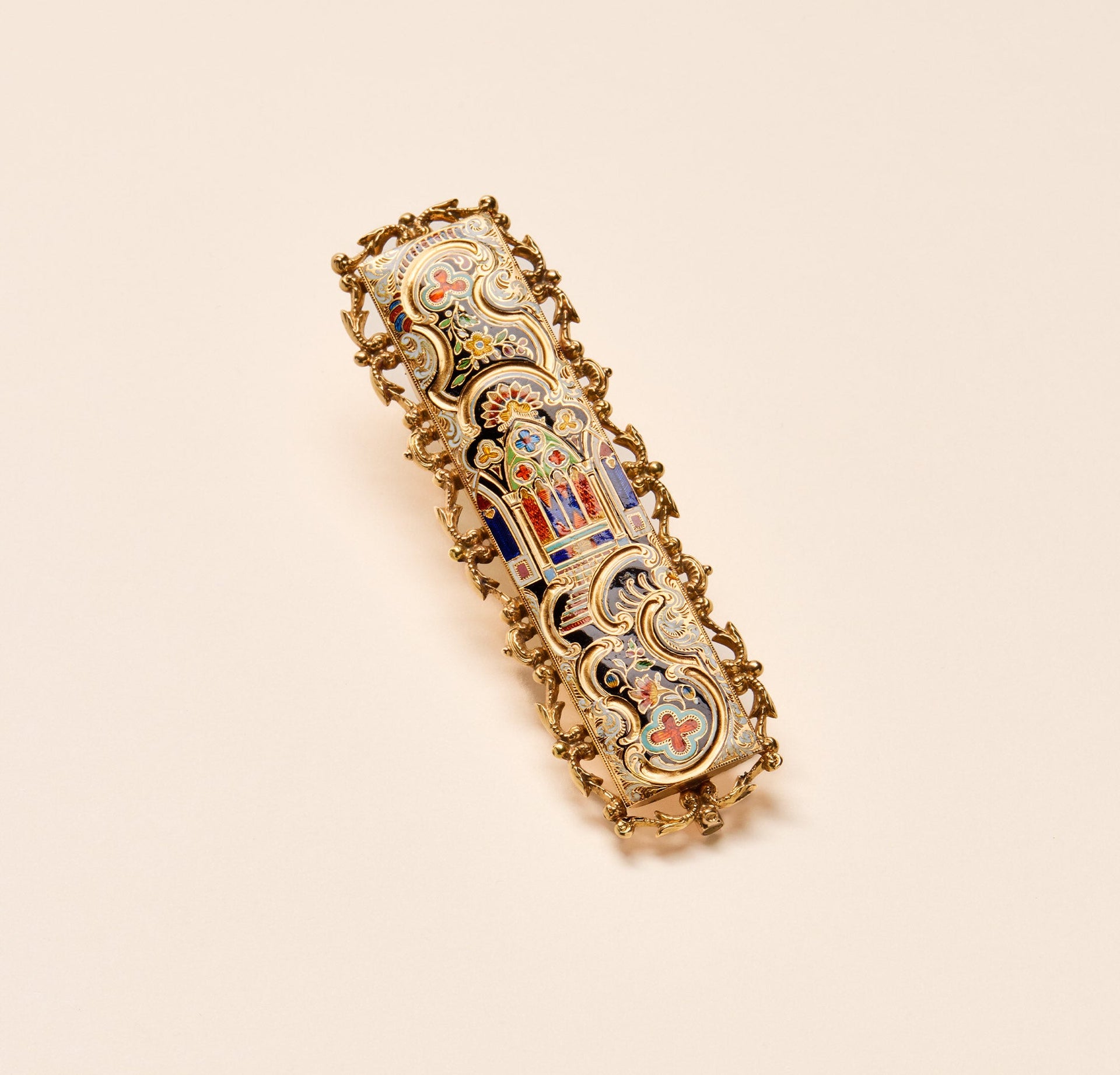 Broche ou boucle de cape à décor néo-gothique - Joalie