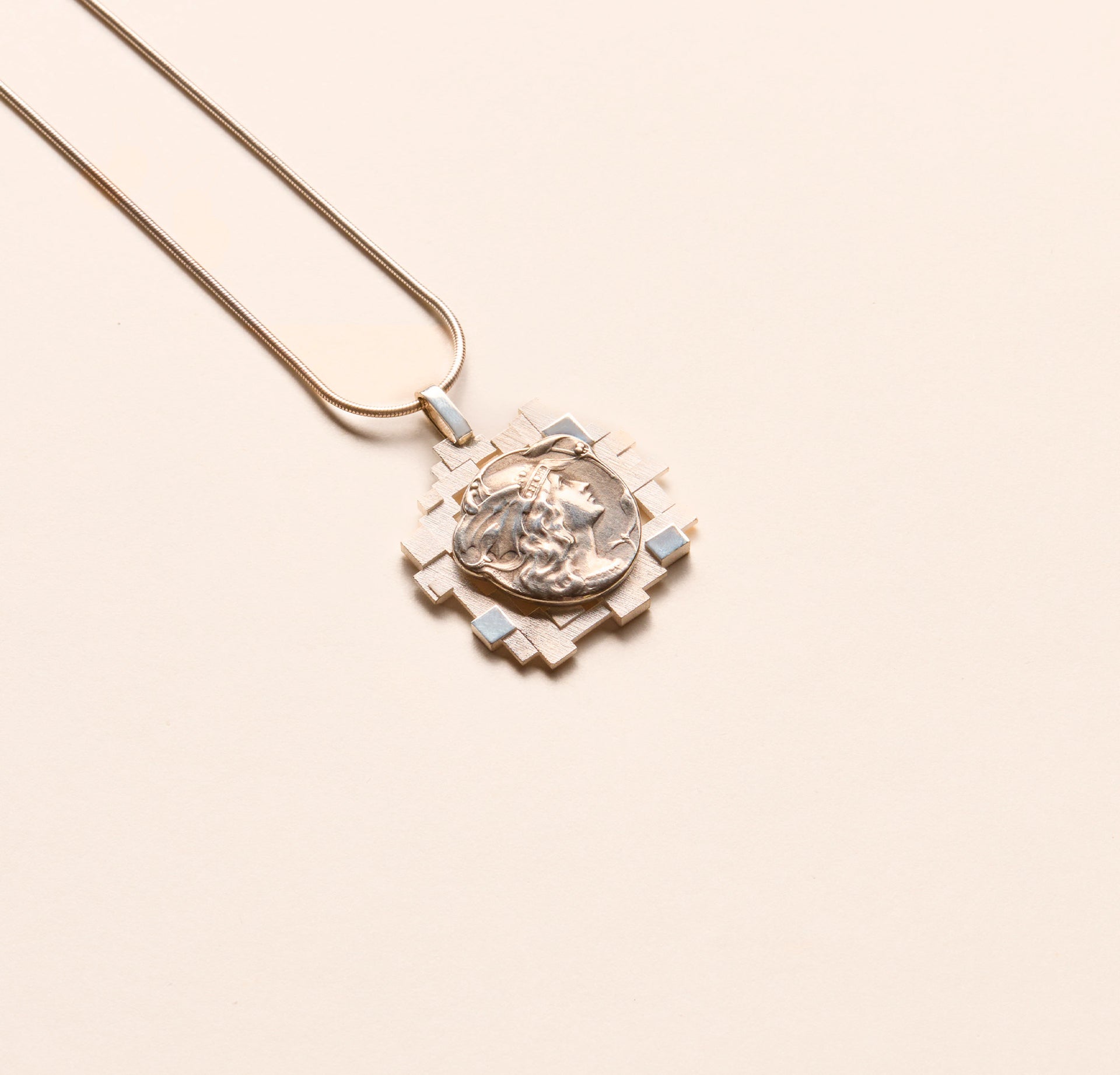 Pendentif Épinglé Dieu Hermès