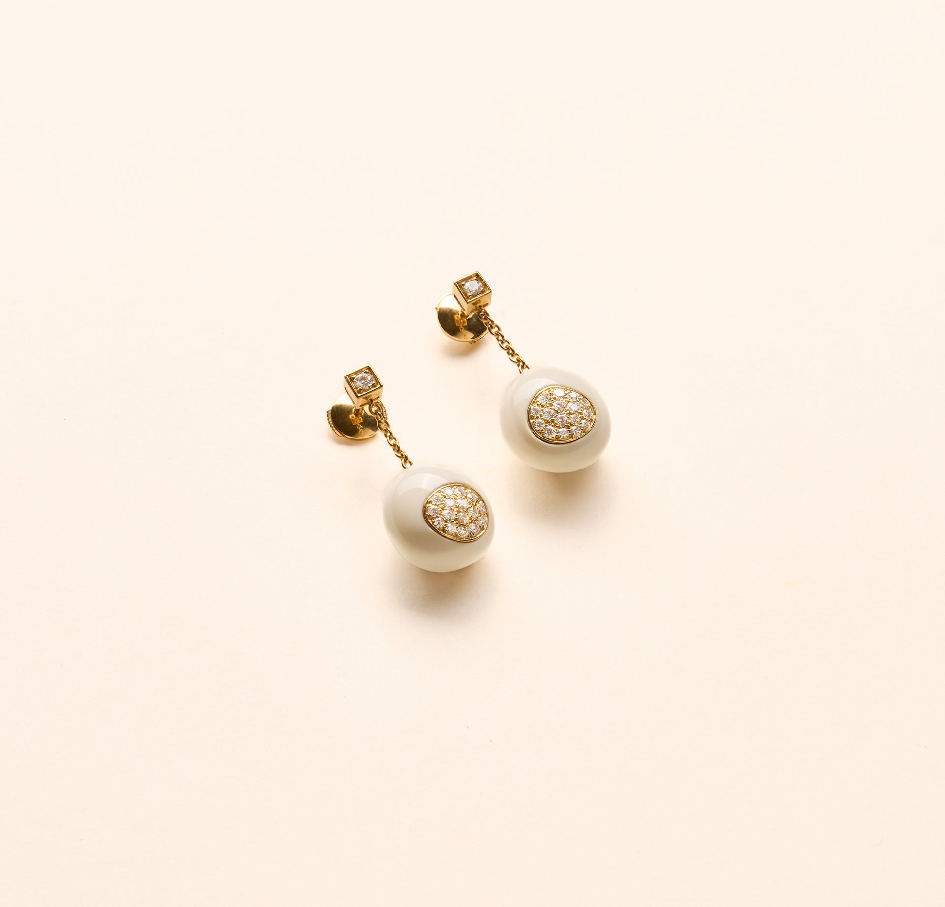 Boucles d'oreilles Galet, cacholong et diamant