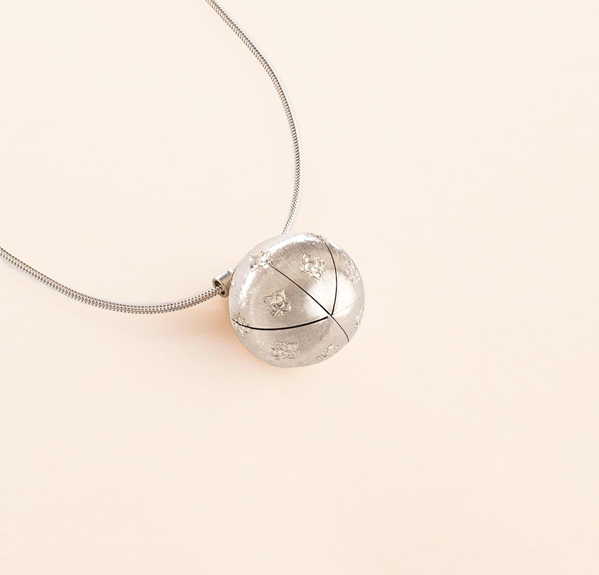 Pendentif Pomme de Senteur gravure satinée florentine - Joalie