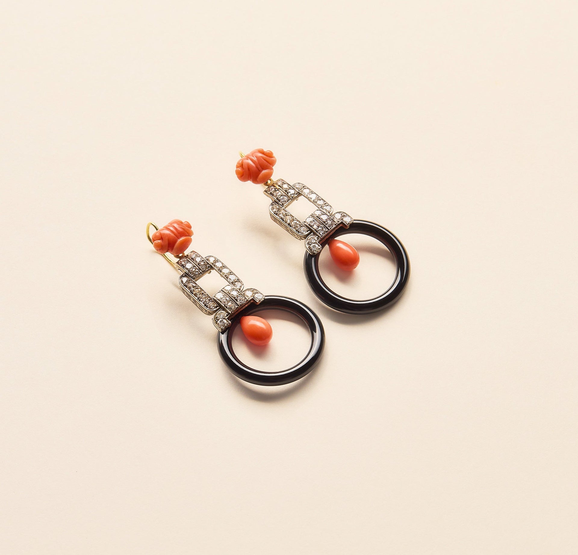Boucles d'oreille pendantes, onyx, corail et diamants - Joalie