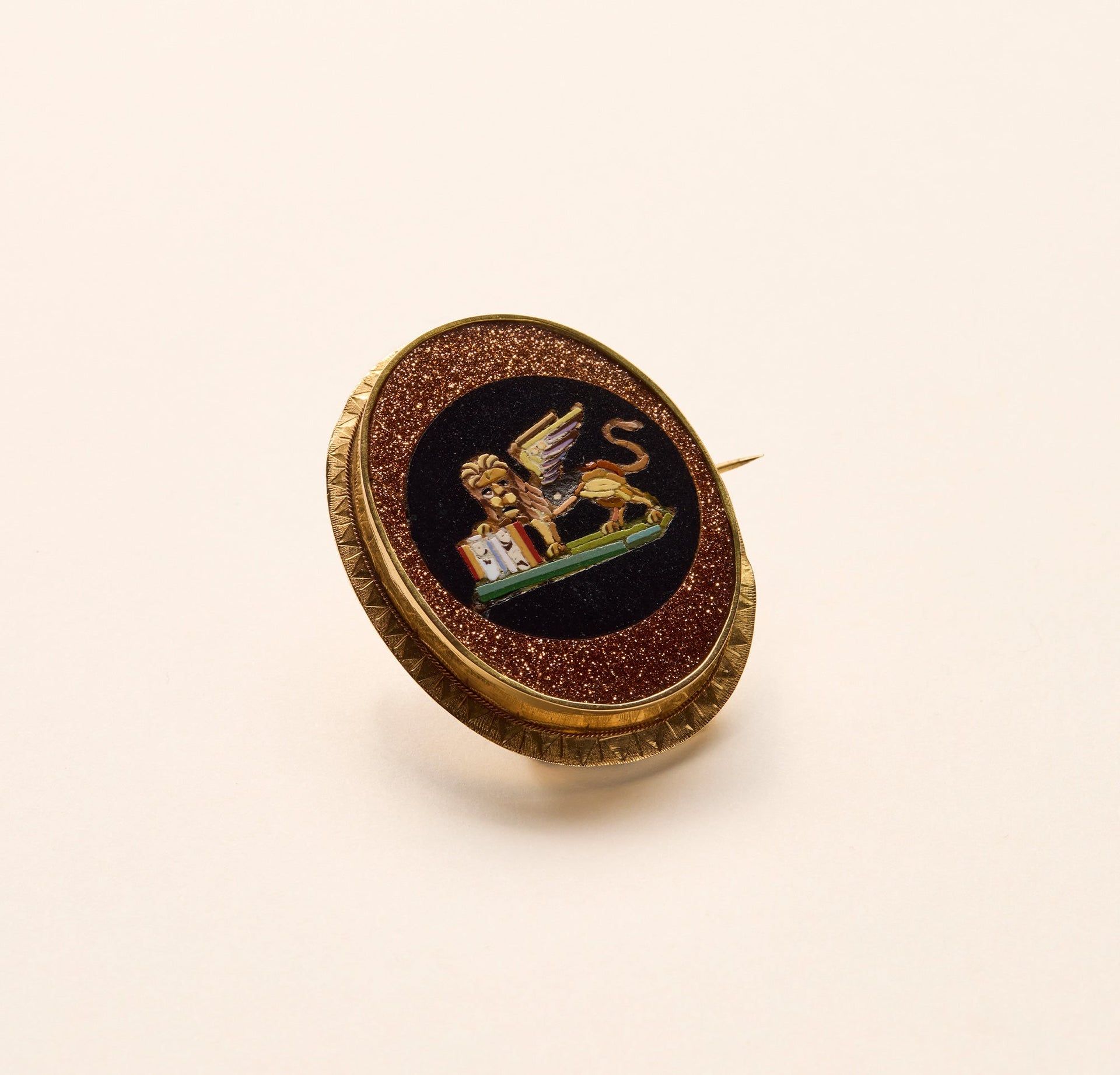Broche micromosaïque, lion vénitien dans verre aventuriné - Joalie