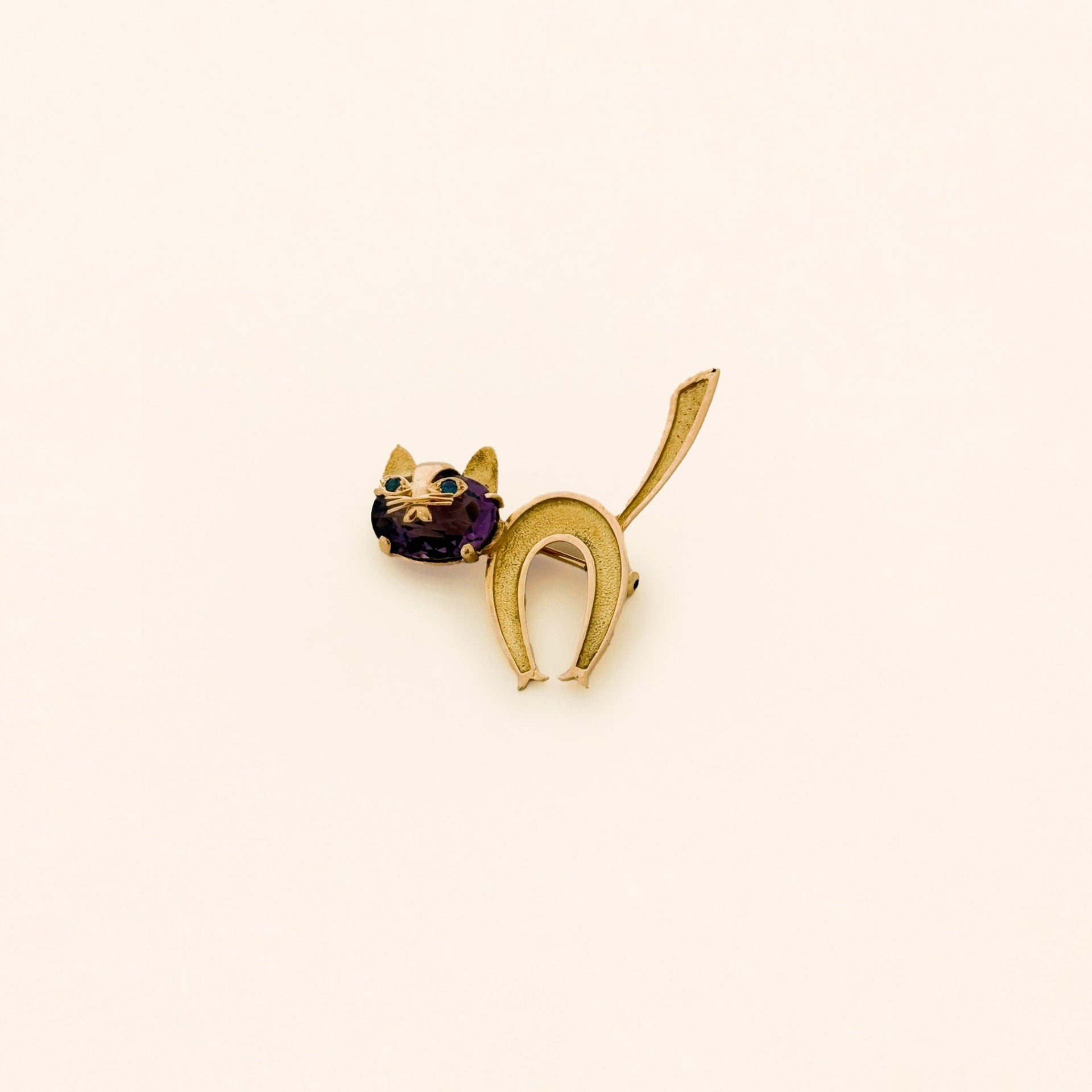 Broche fer à cheval-chat, améthyste et saphirs - Joalie