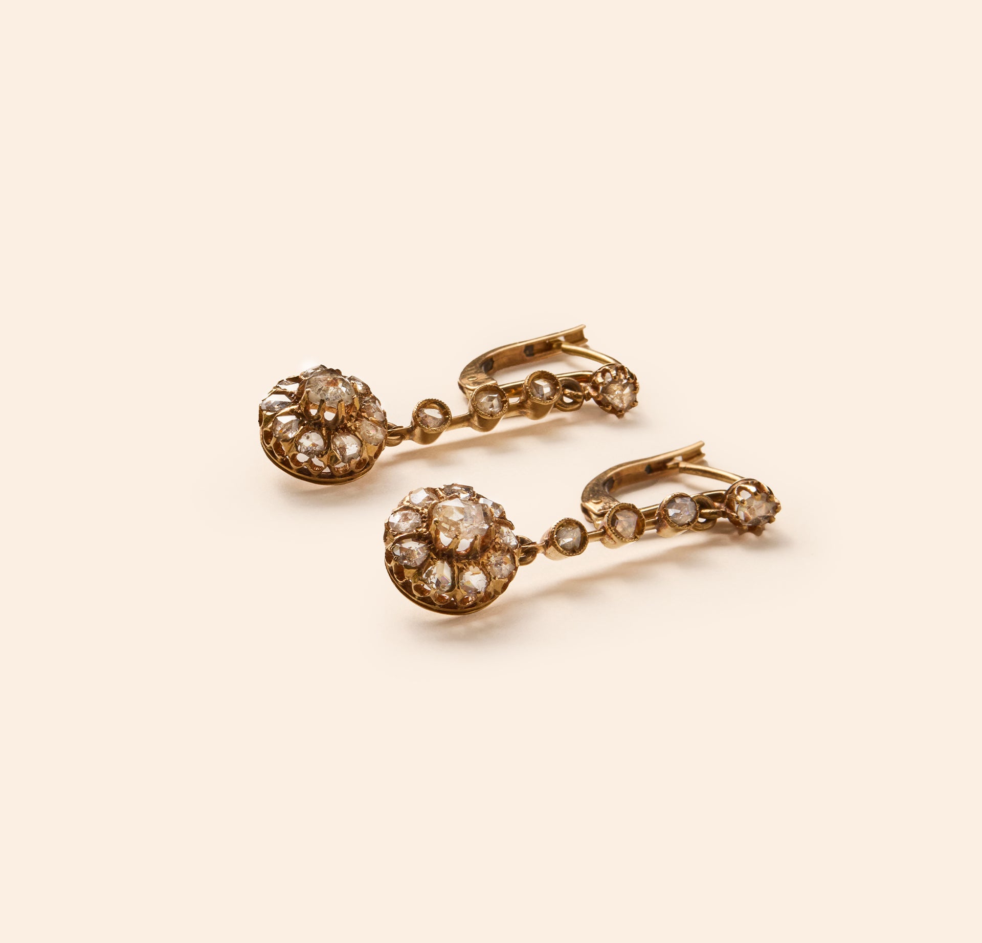 Boucles d'oreilles pendantes, roses de diamant
