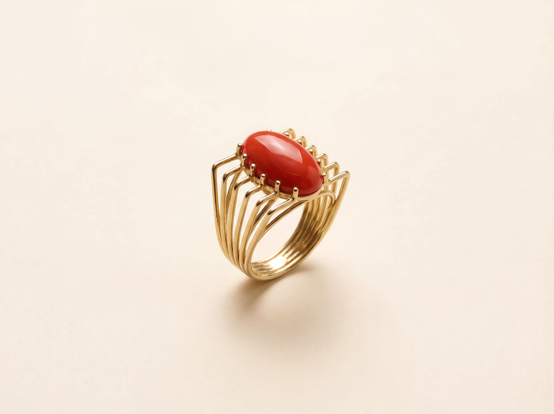 Bague monture filaire, cabochon corail