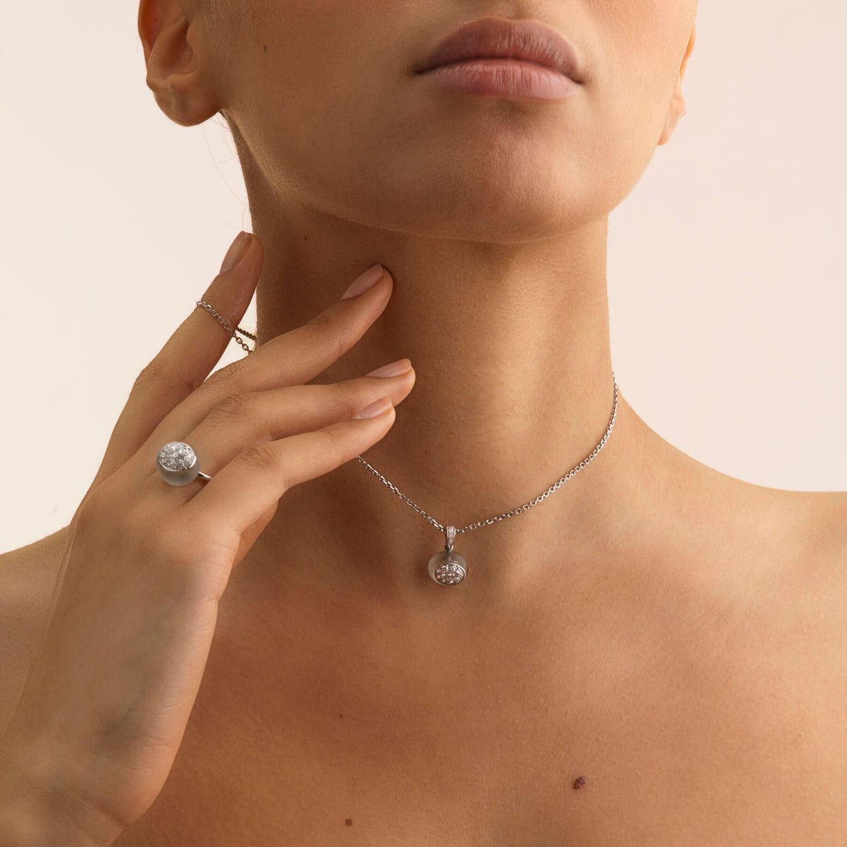 Bague portée Galet moyen modèle, cristal de roche et diamant - Joalie