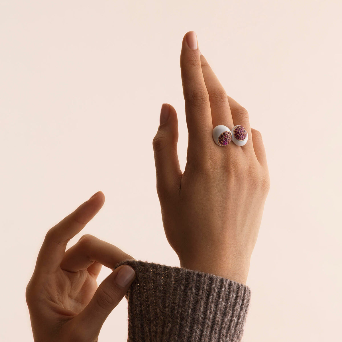 Bague portée Galet Toi & Moi, cacholong et saphirs de couleur - Joalie