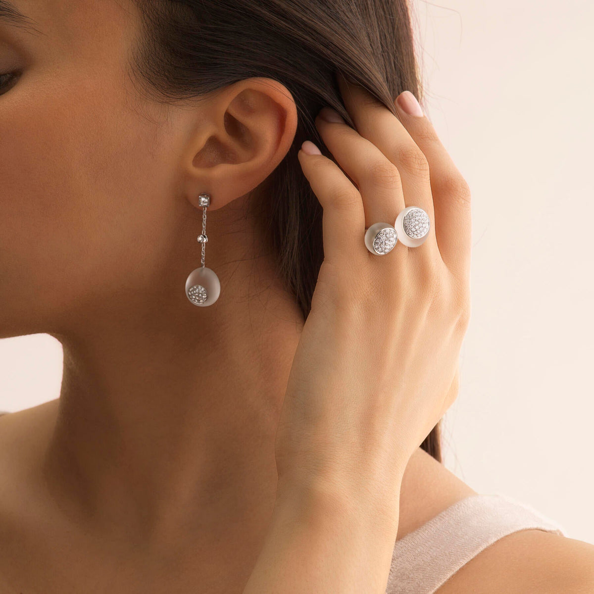 Bague portée Galet Toi & Moi, cristal de roche et diamant - Joalie