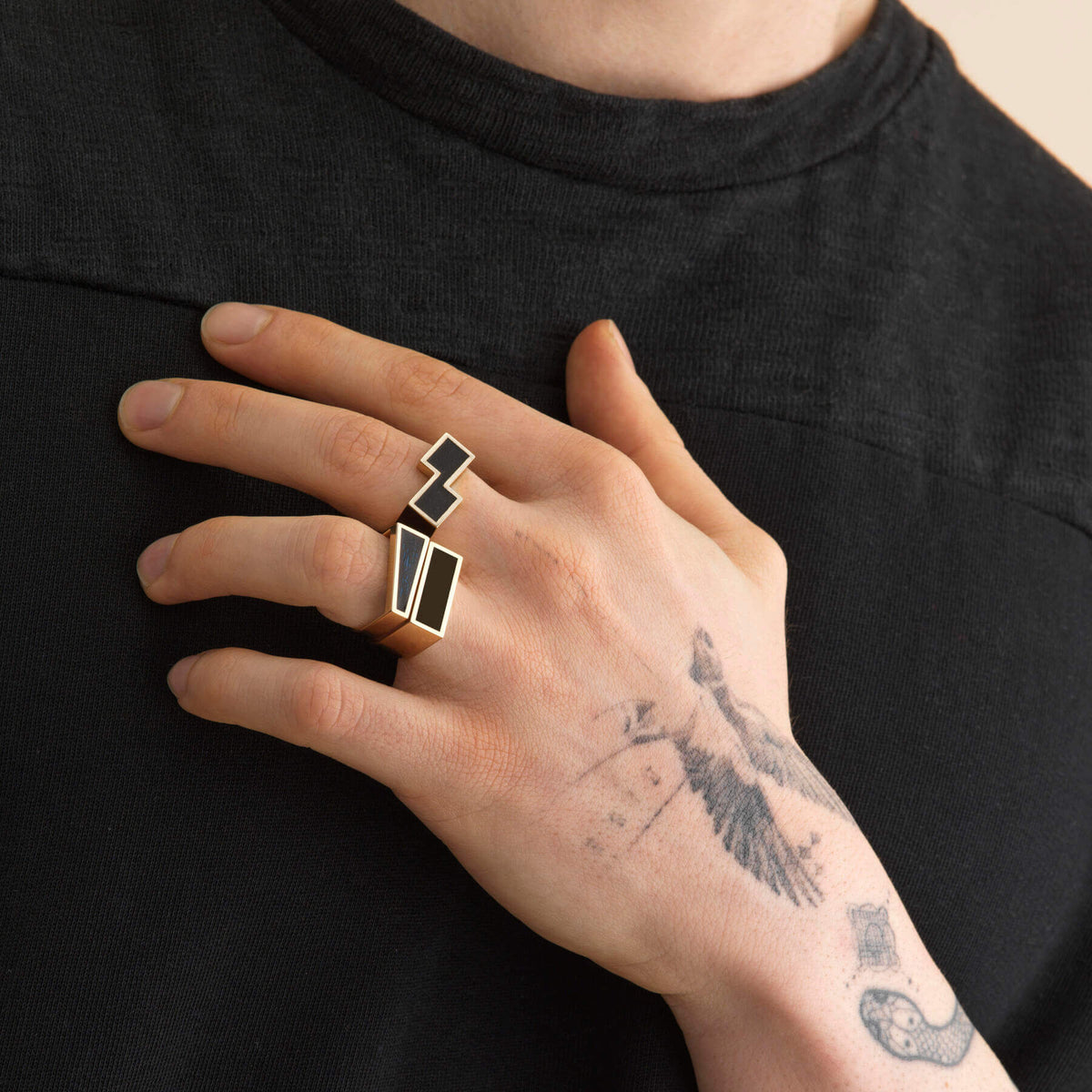 Bague Géométrie Variable laquée portée