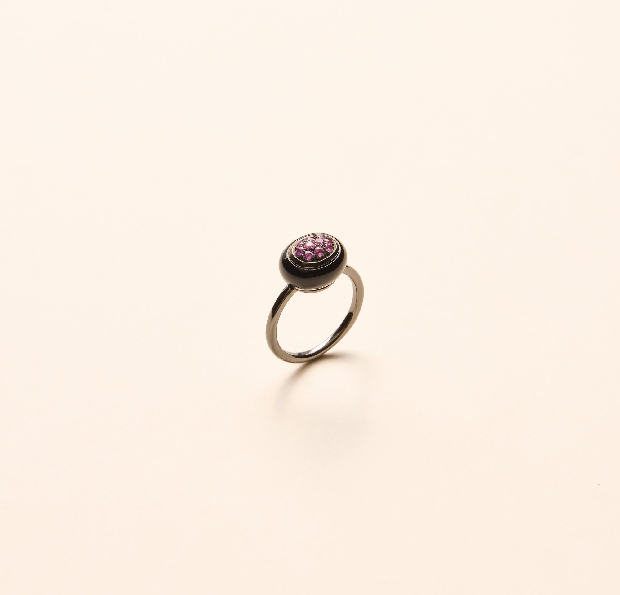 Bague Mini Galet, onyx et saphirs violets