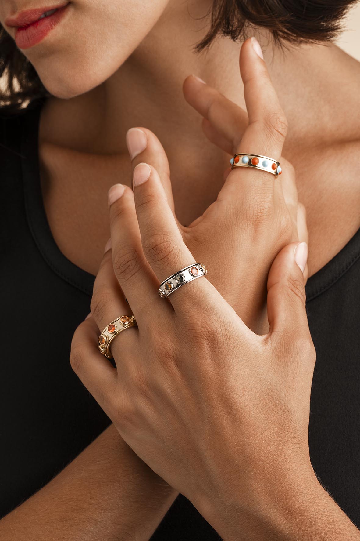 Bague no stress or et pierres portée