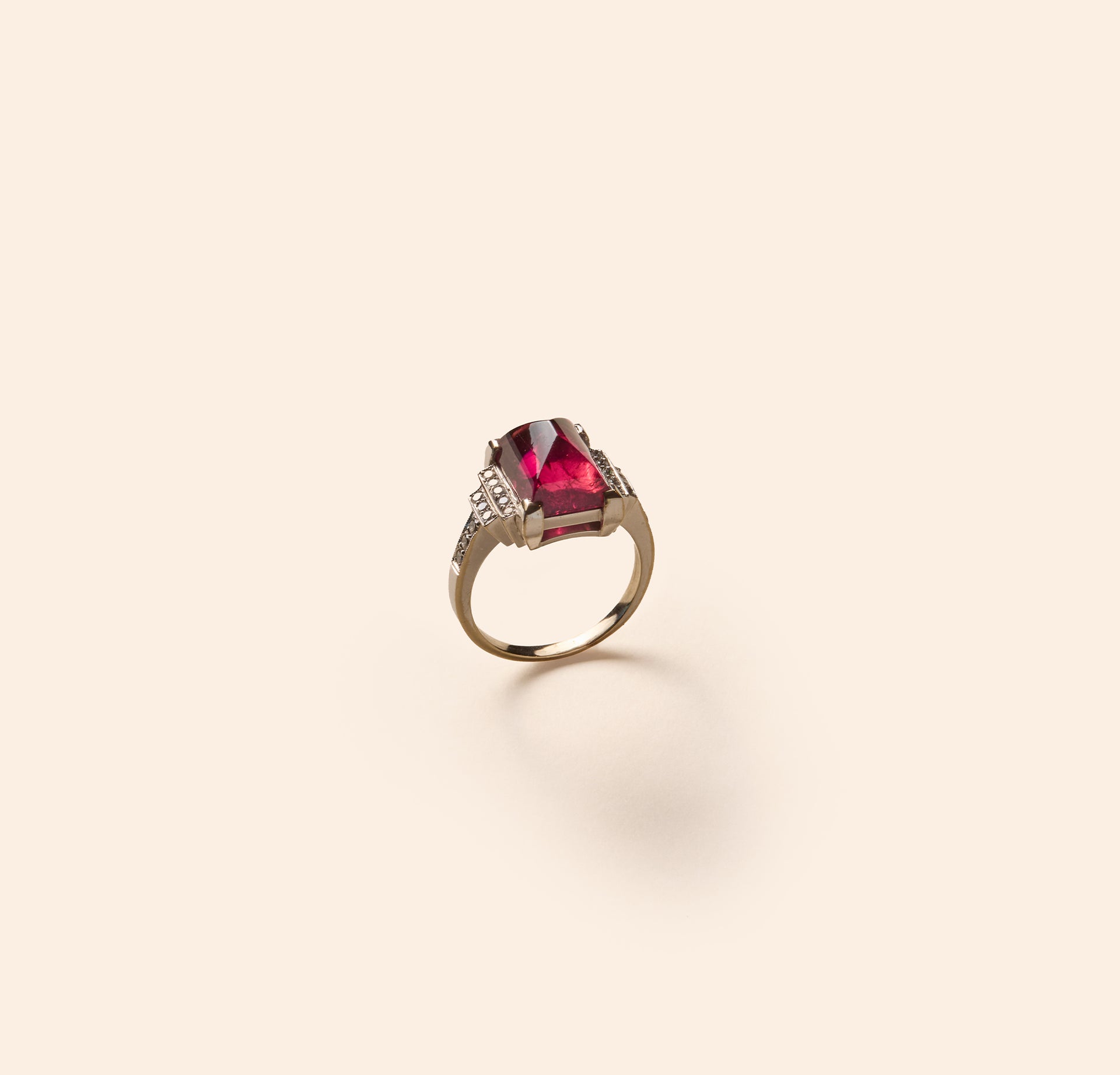 Bague vintage style Art Déco tourmaline pain de sucre et diamants