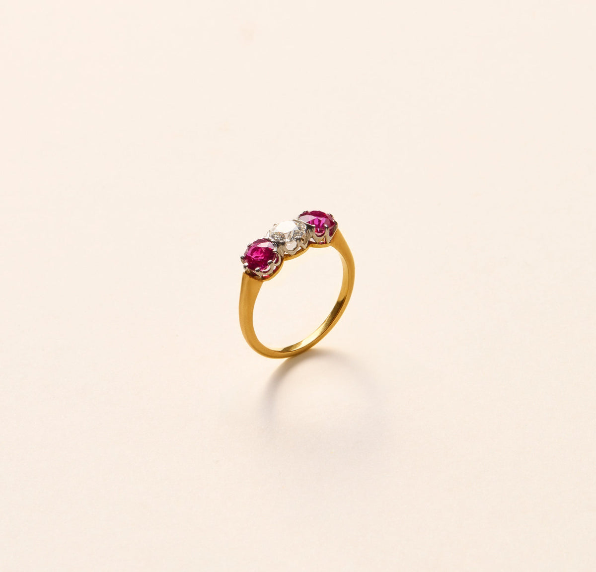 Bague ancienne jarretière, diamant et rubis 