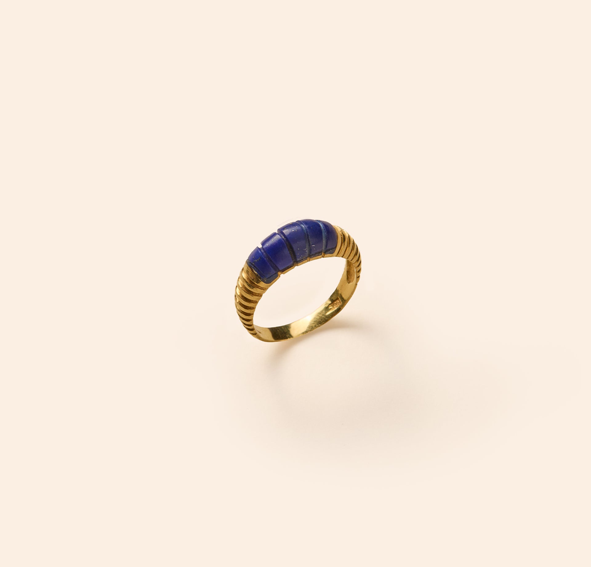 Bague ancienne en or godronnée et lapis lazuli godronné