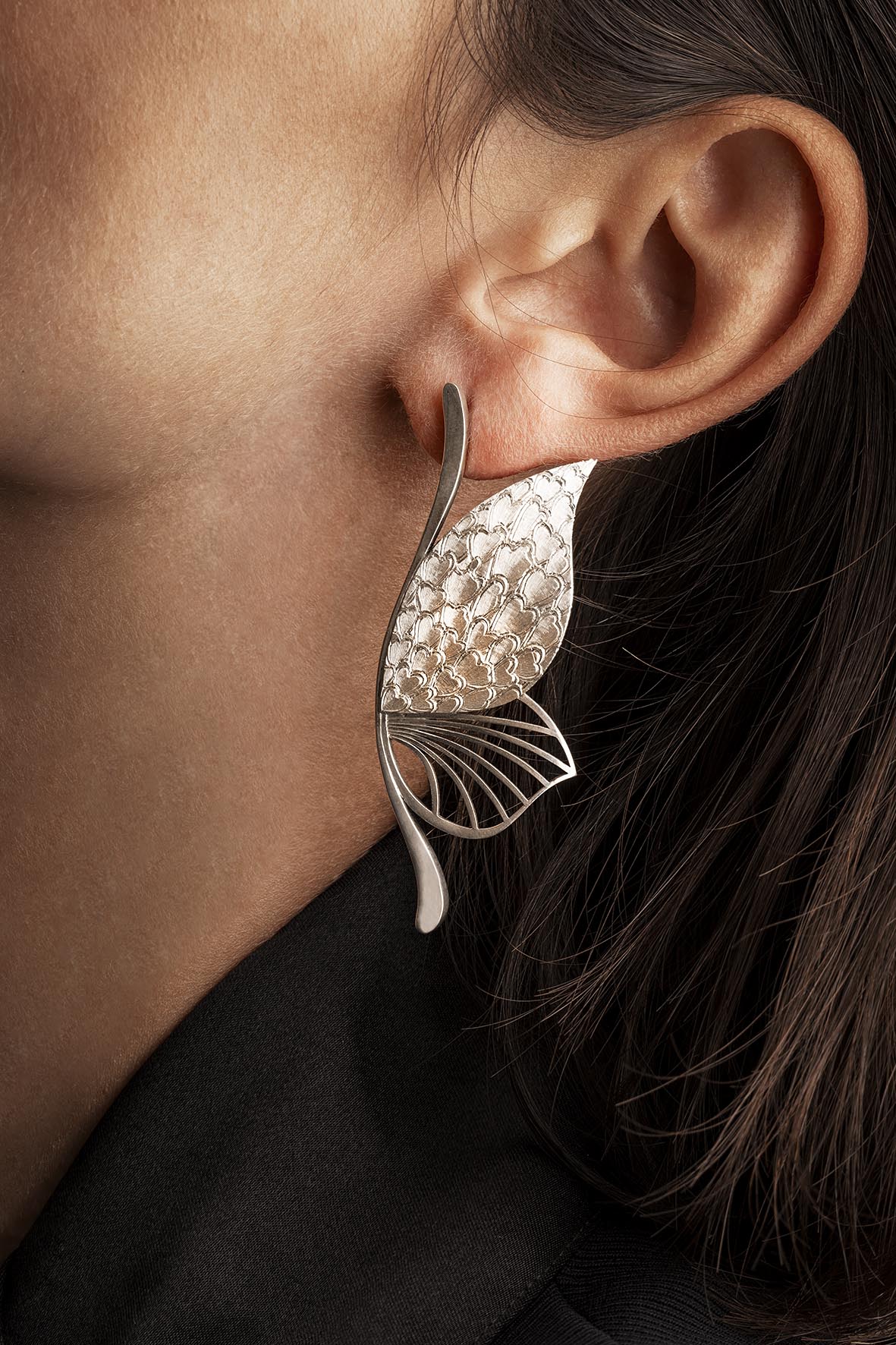 Boucles d'oreilles papillon grand modèle gravées portées