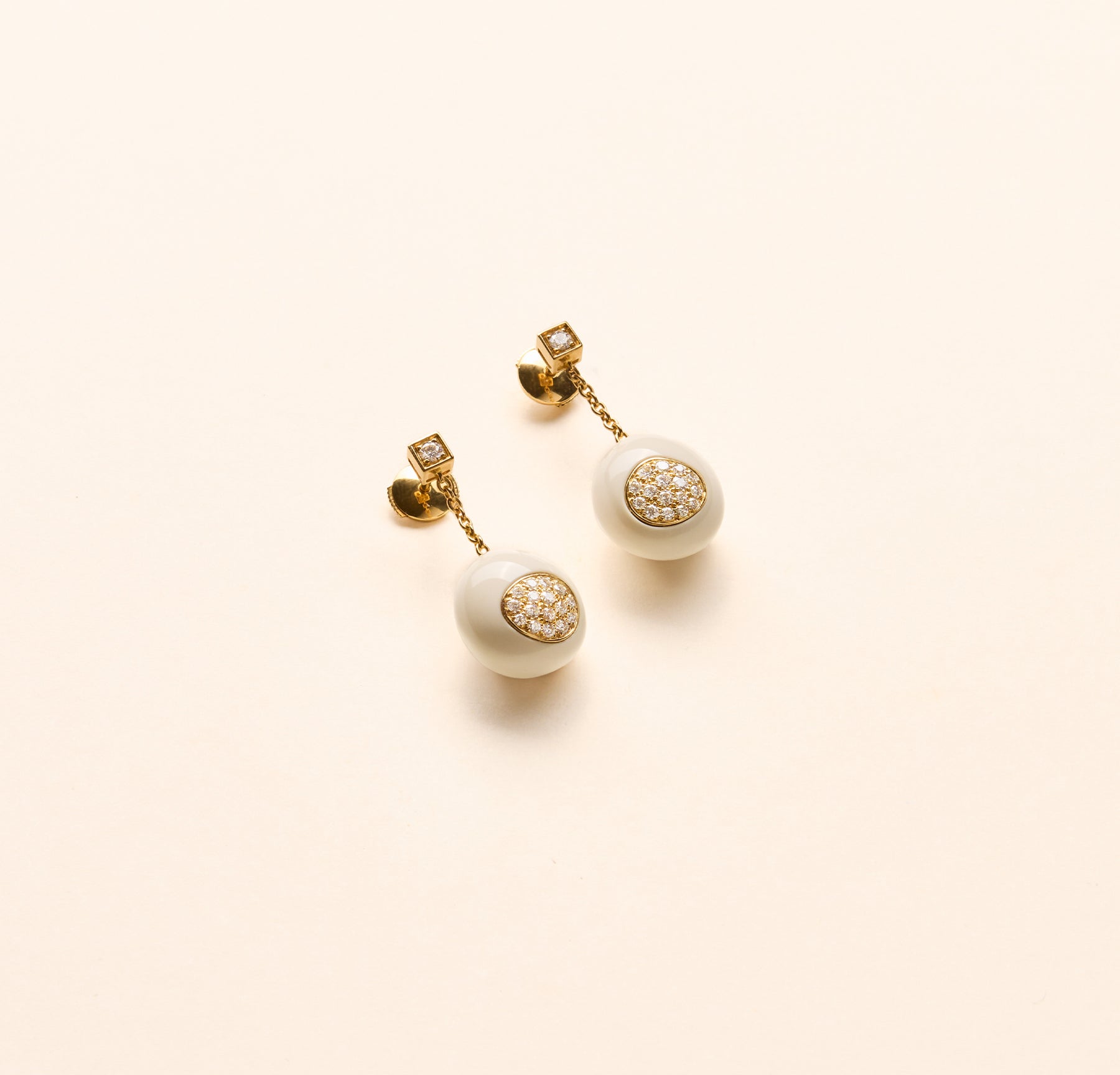 Boucles d'oreilles Galet, cacholong et diamant - Joalie
