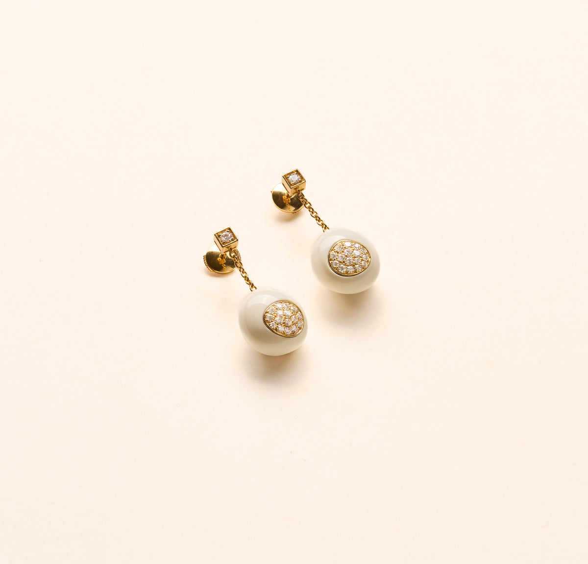 Boucles d'oreilles Galet, cacholong et diamant - Joalie