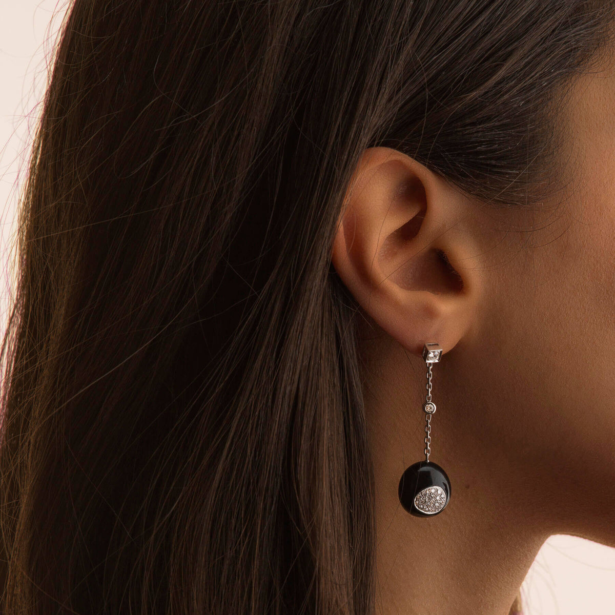 Boucles d'oreilles portées Galet, onyx et diamant - Joalie