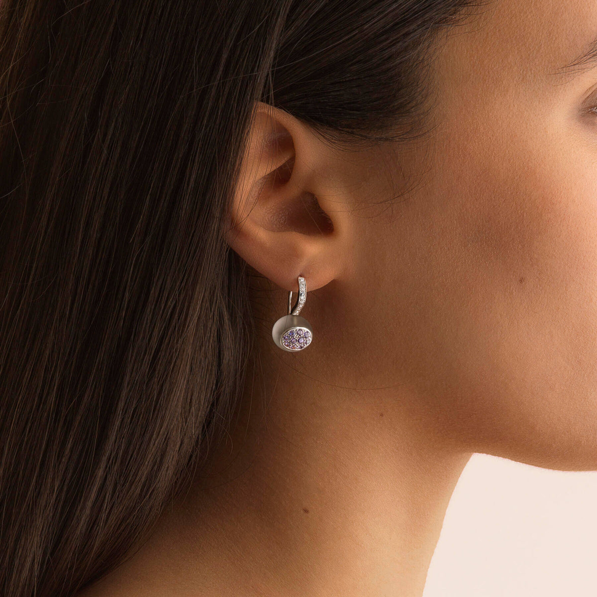 Boucles d'oreilles portées Mini Galet pavées diamant, cristal de roche et saphirs de couleur - Joalie
