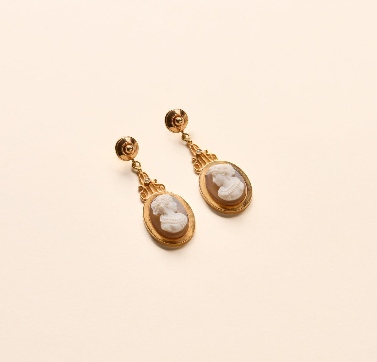 Boucles d'oreille pendantes anciennes, camées buste de femme 