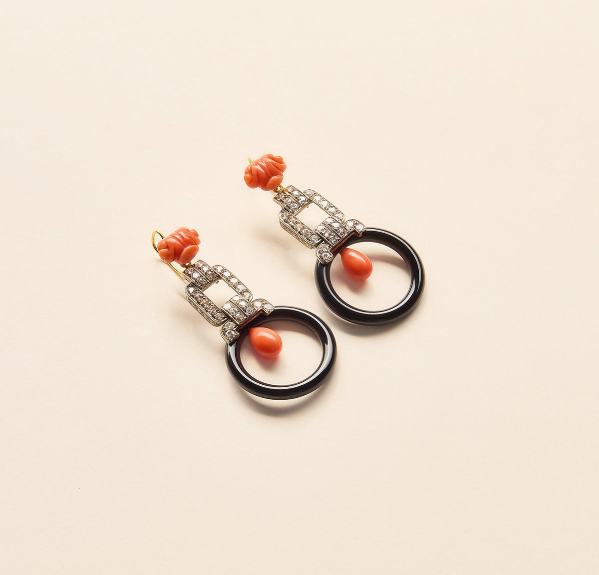 Boucles d'oreille pendantes anciennes, onyx, corail et diamants 