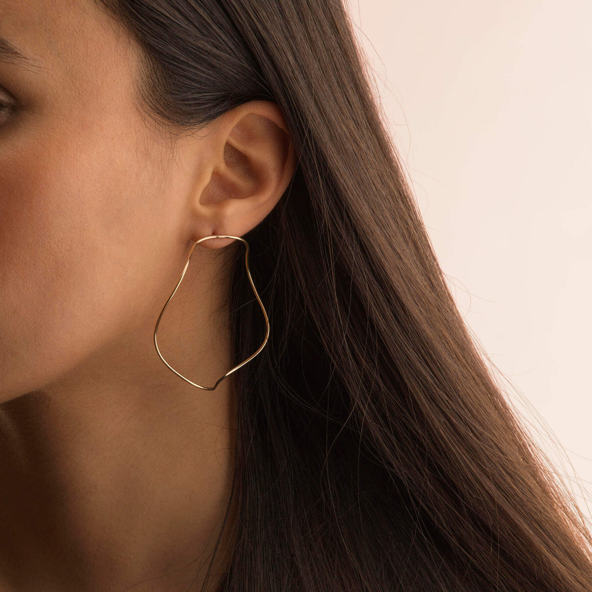 Boucles d'oreilles Waves grand modèle portées, fil rond