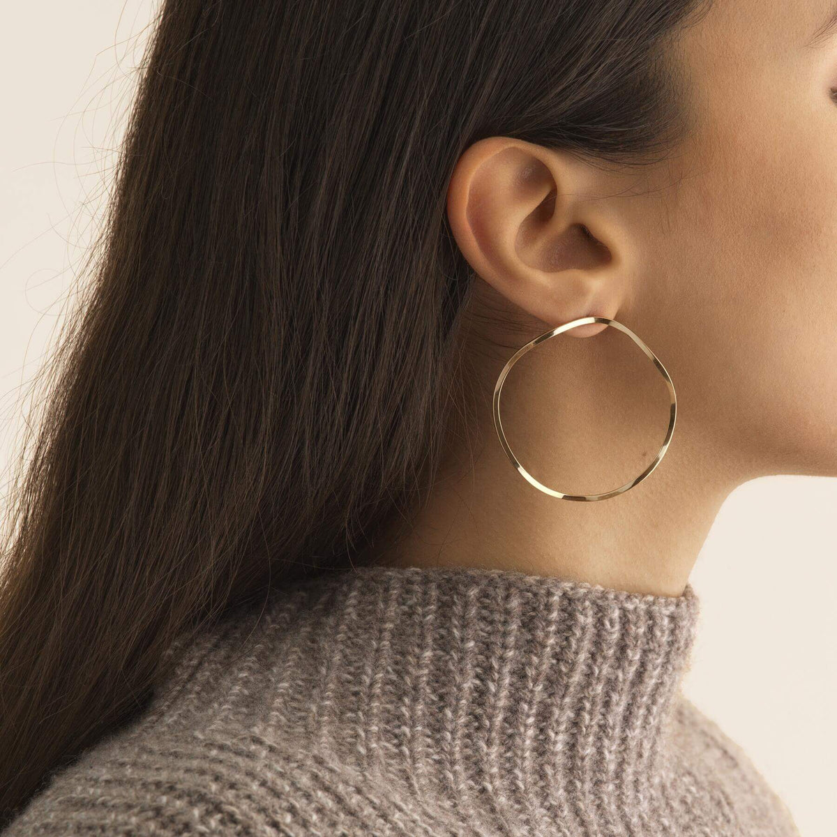 Boucles d'oreilles Waves petit modèle portées, fil carré