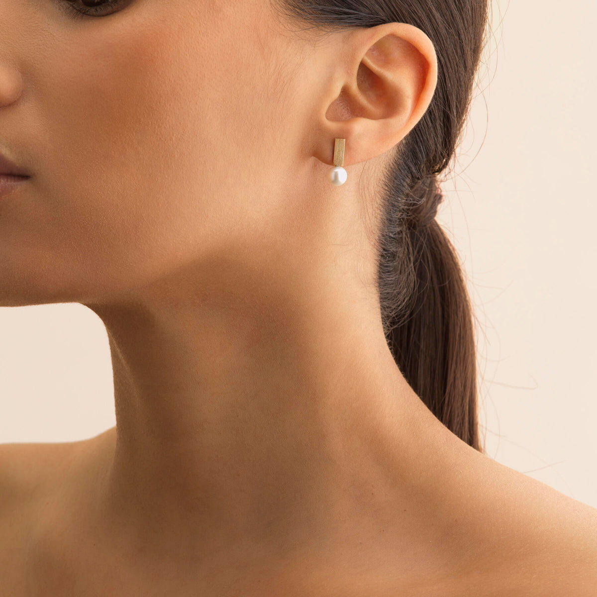 Boutons d'oreilles Babylone portées