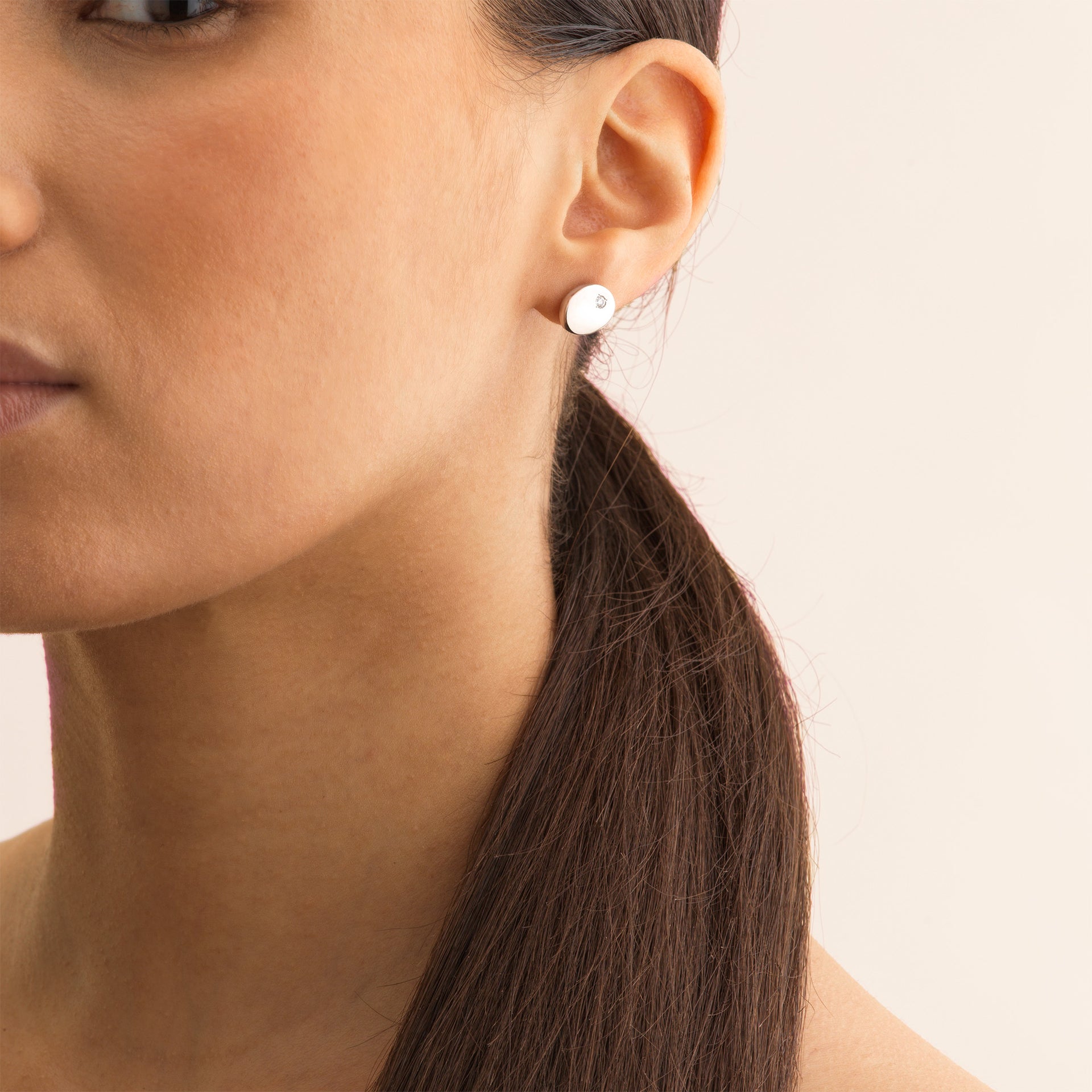 Boutons d'oreilles Mini Galet diamants portés