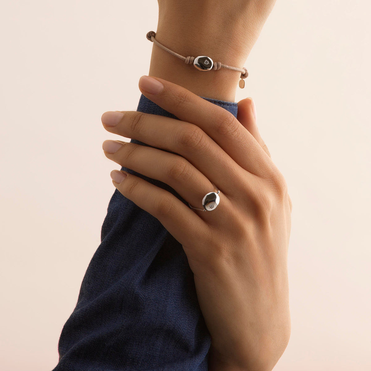 Bracelet porté Mini Galet  diamant or blanc