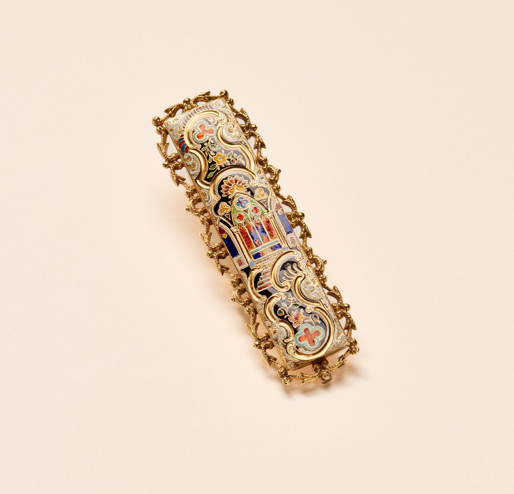 Broche ou boucle de cape à décor néo-gothique 