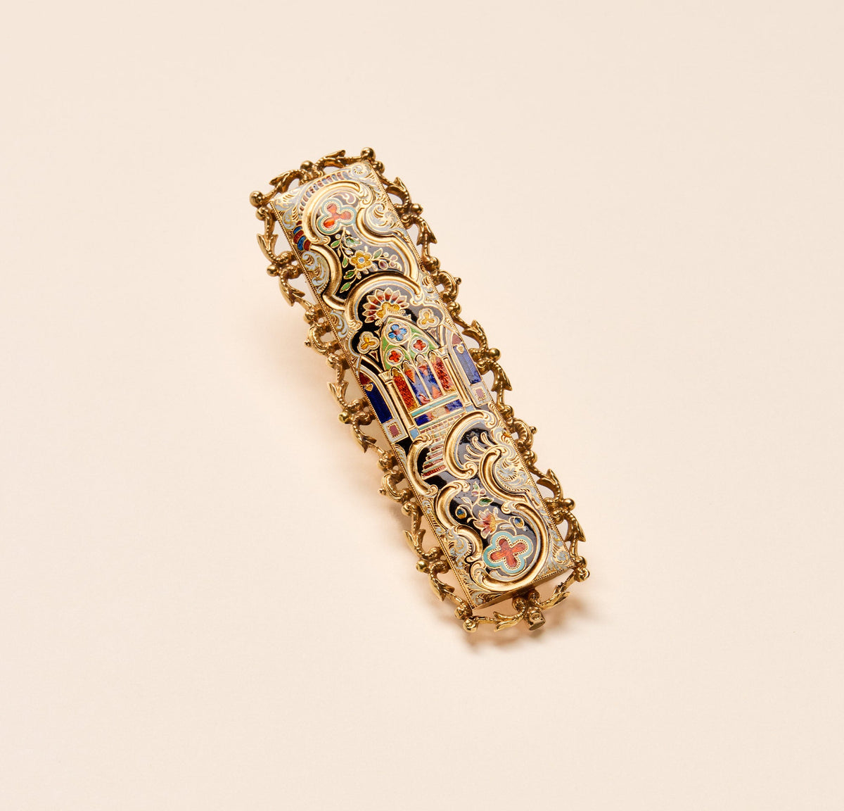 Broche ou boucle de cape à décor néo-gothique 