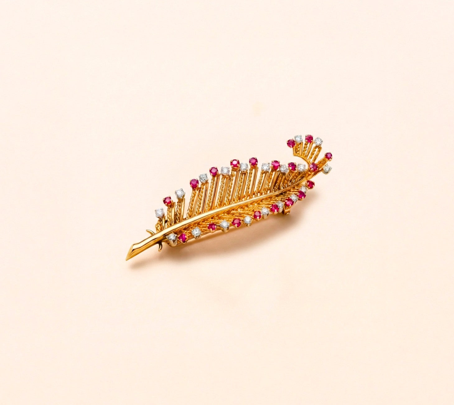Broche plume, rubis, diamants
