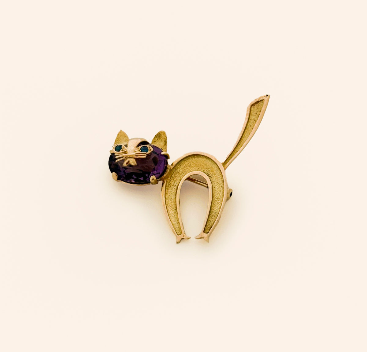 Broche ancienne en forme de chat  fer à cheval en or et améthyste