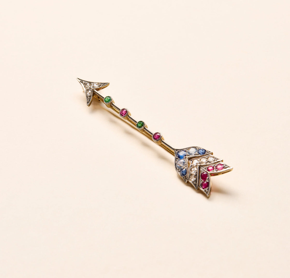 Broche ancienne flèche, roses de diamant, aigue-marine, saphirs, émeraudes et rubis 