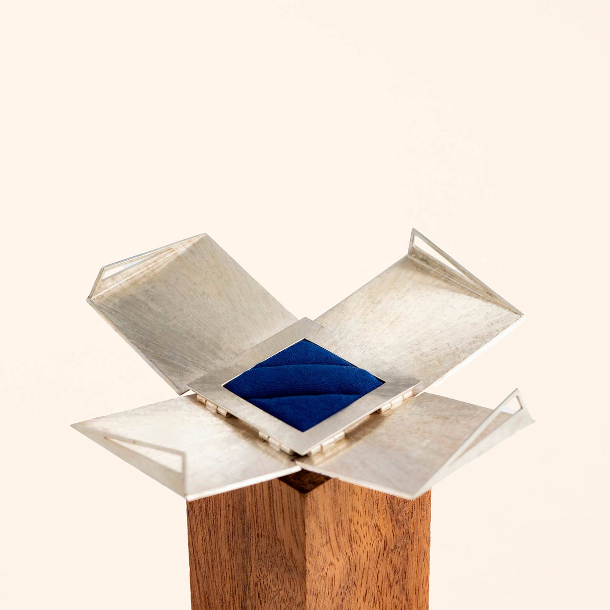Écrin Cube gravure satinée figurative ouvert
