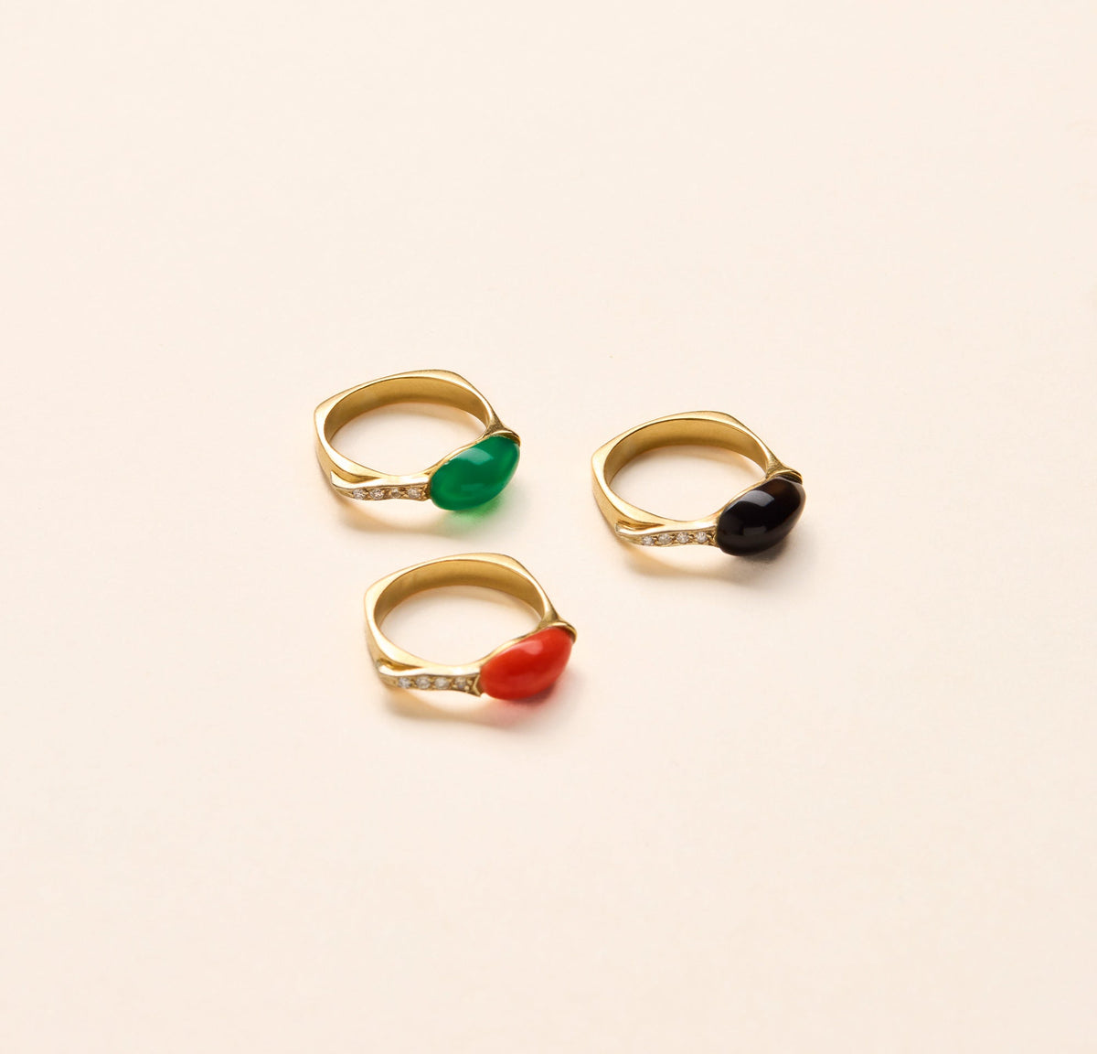 Ensemble de 3 bagues anciennes, onyx, corail et chrysoprase 