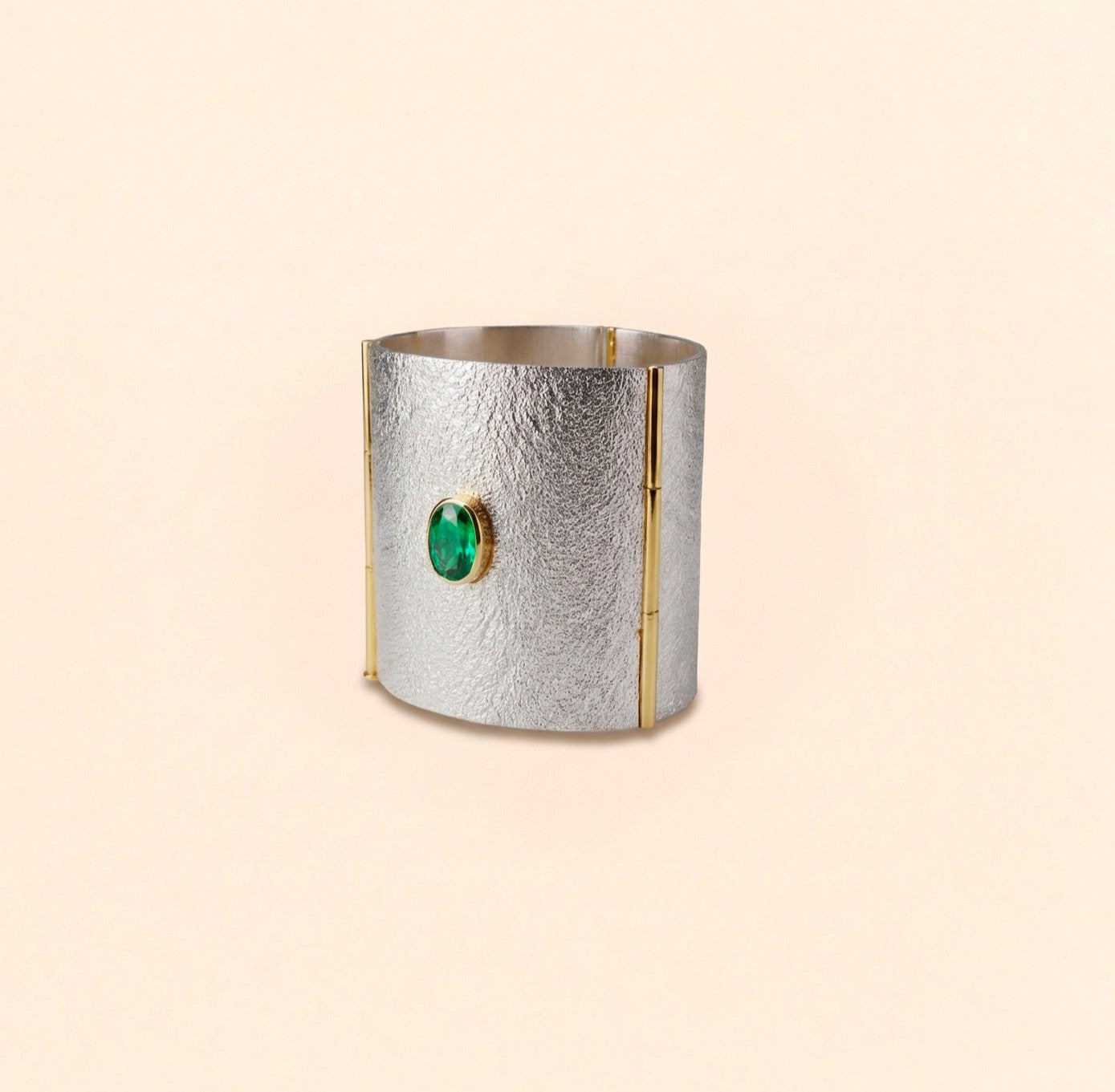 Manchette argent, or et émeraude, biboux épidermiques Martine Hermans