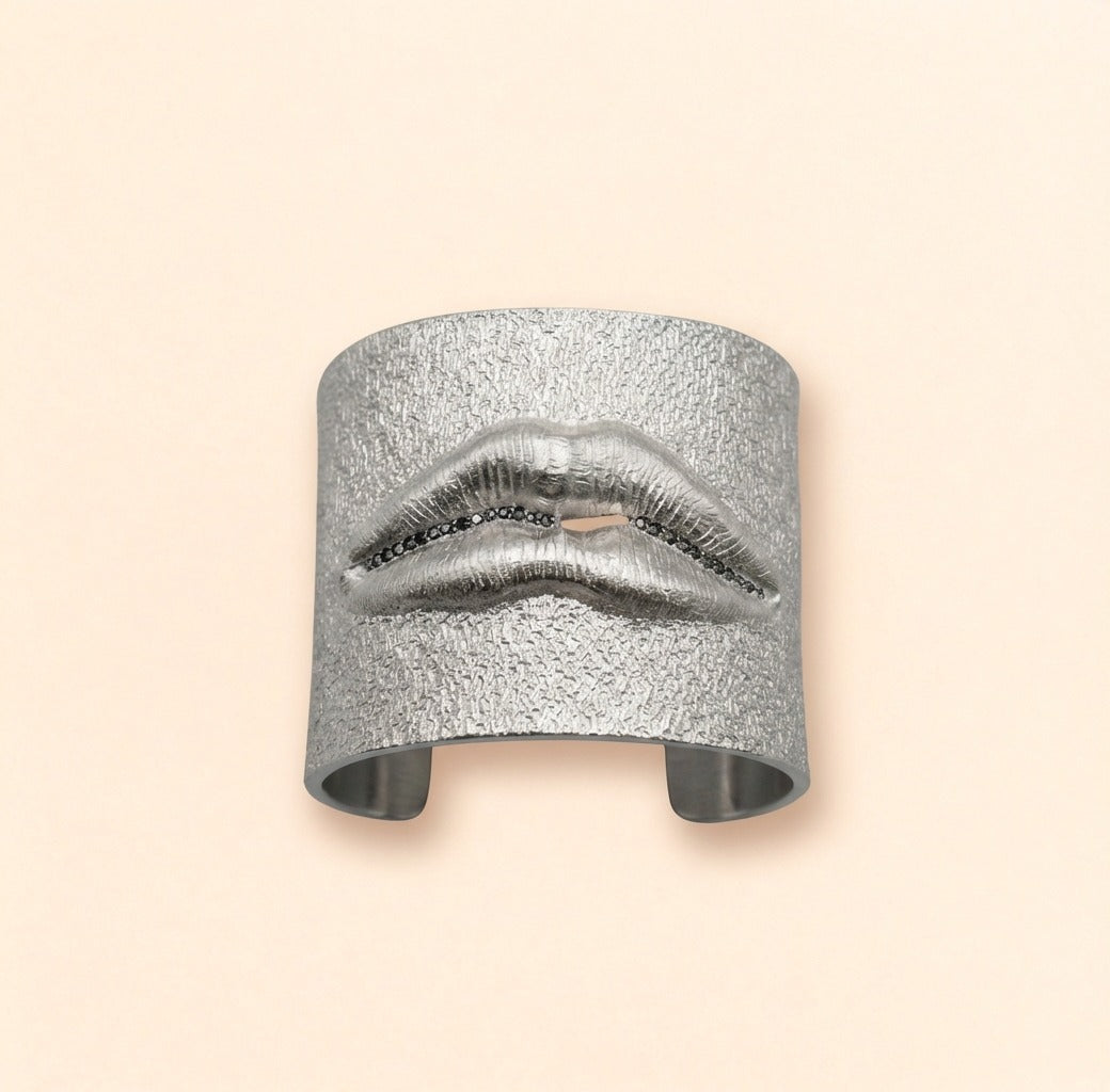 Manchette bouche, bijoux épidermiques Martine Hermans