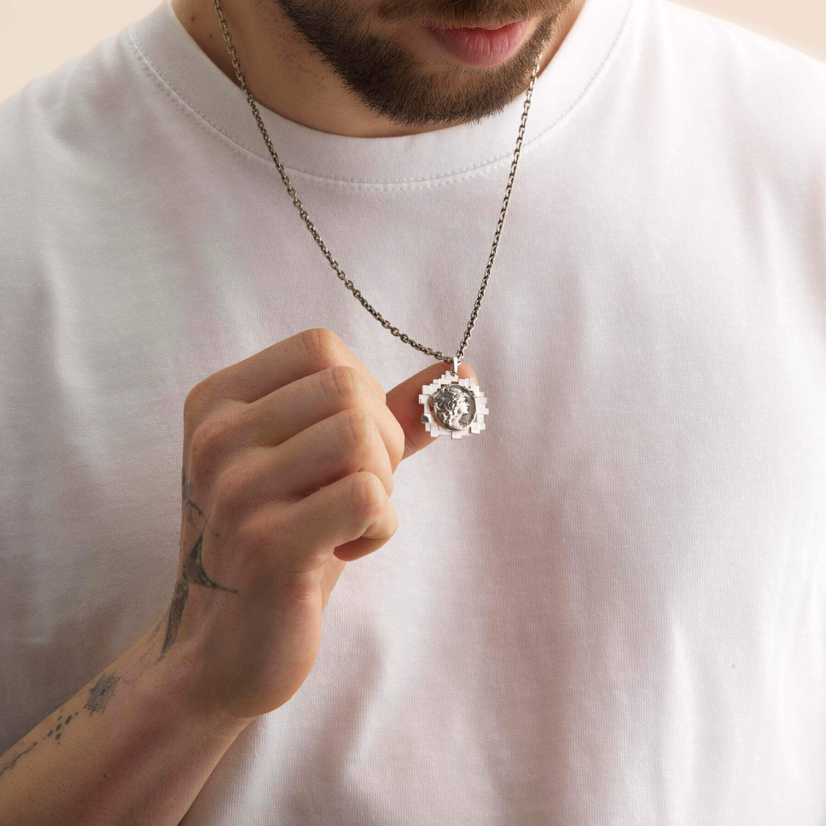 Pendentif Épinglé Dieu Hermès porté
