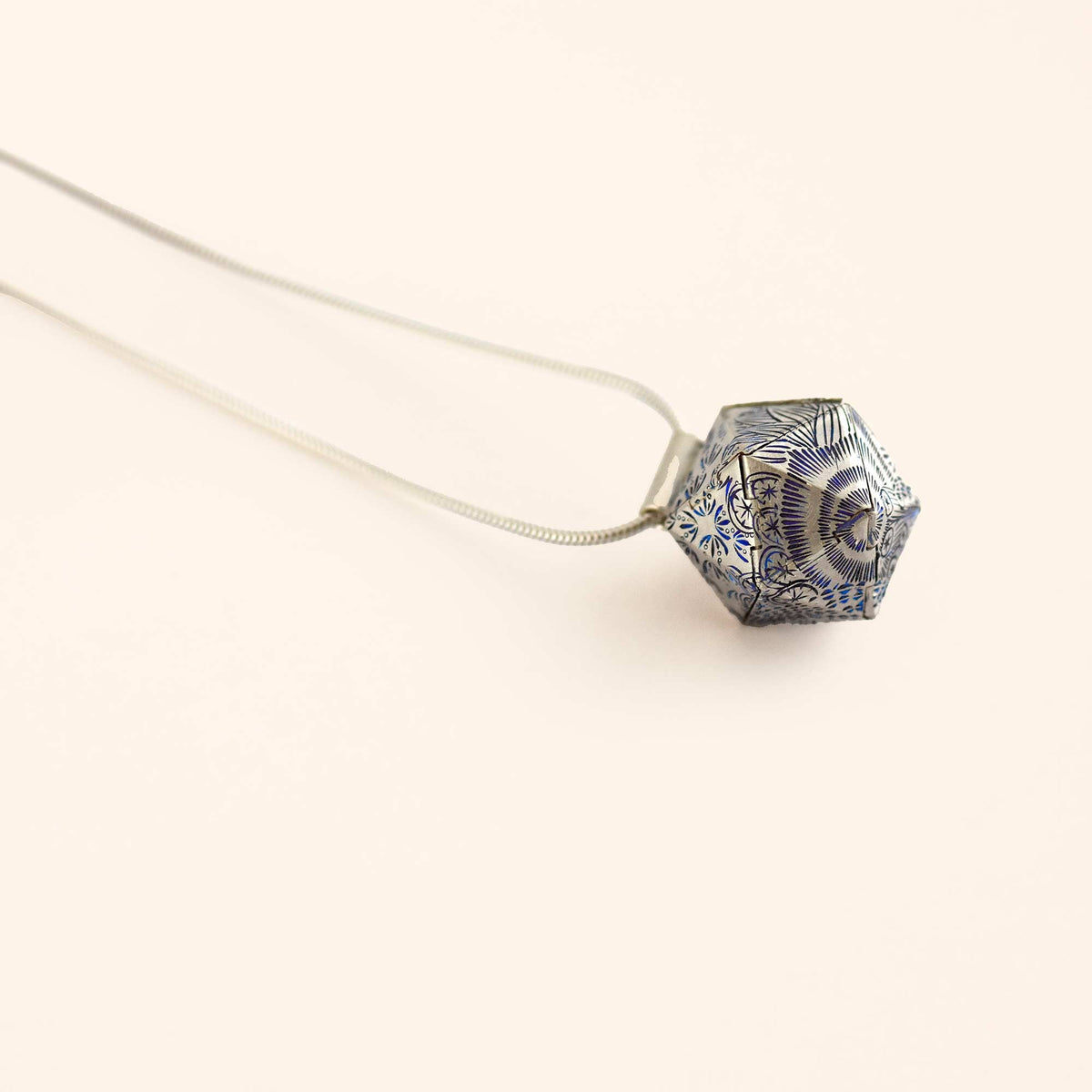 Pendentif Icosaèdre gravure satinée figurative 