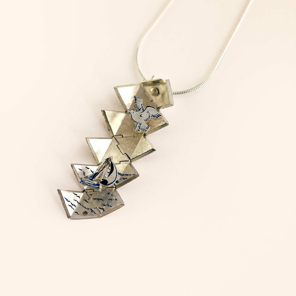 Pendentif Icosaèdre gravure satinée figurative ouvert