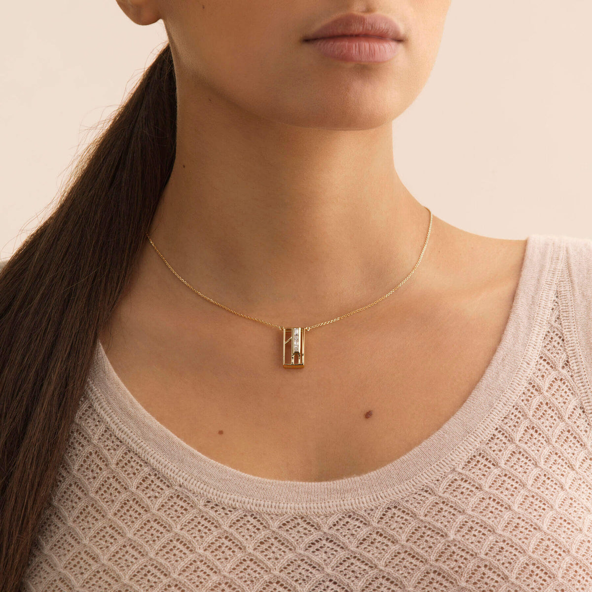 Pendentif Métropolis porté