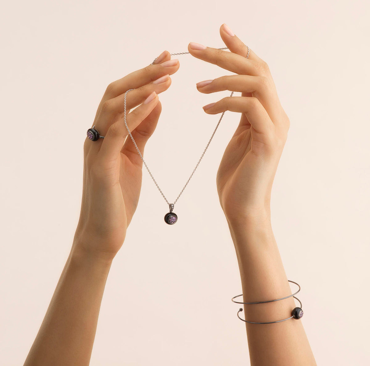 Pendentif porté Mini Galet, onyx et saphirs de couleur- Joalie