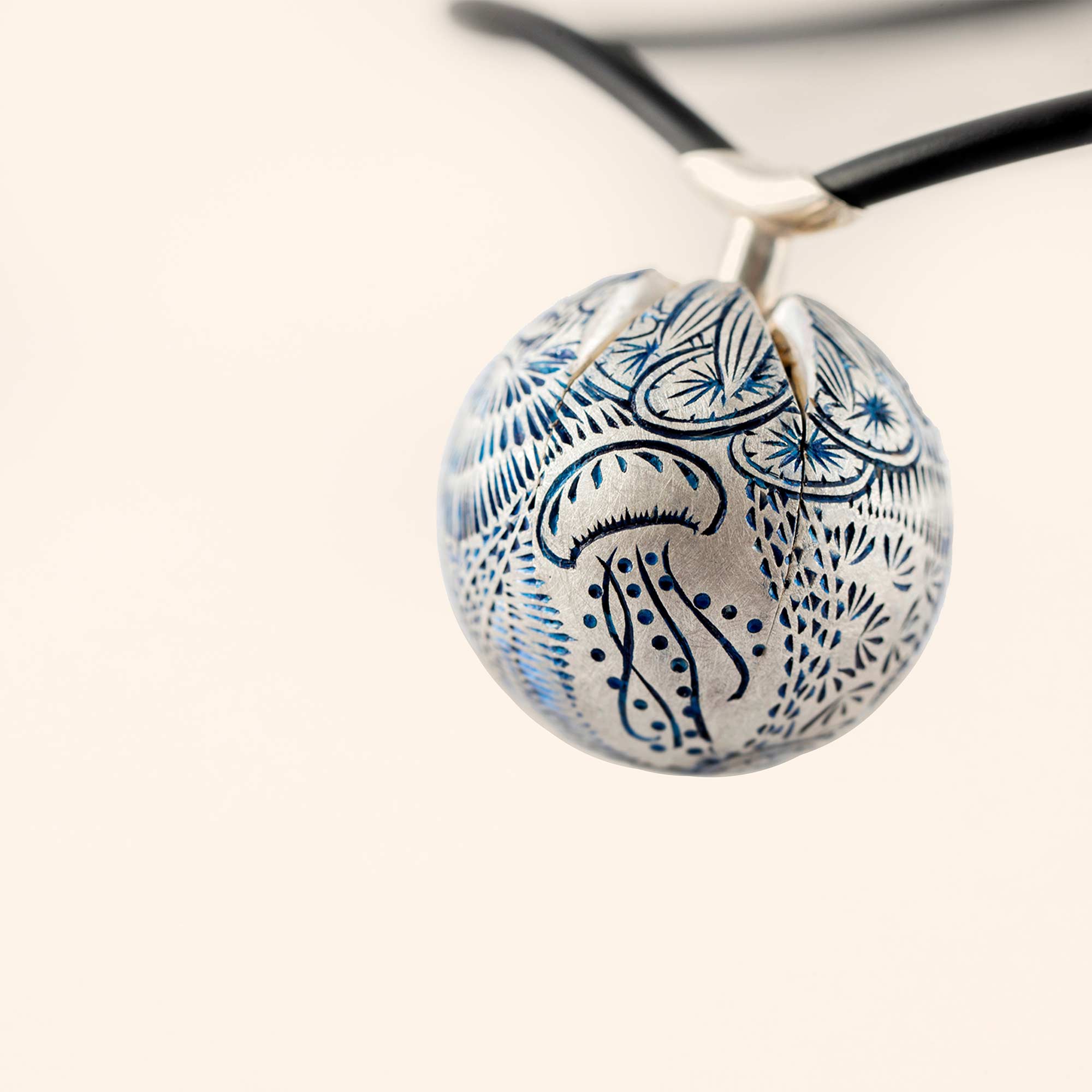 Pendentif Pomme de Senteur gravure satinée figurative 