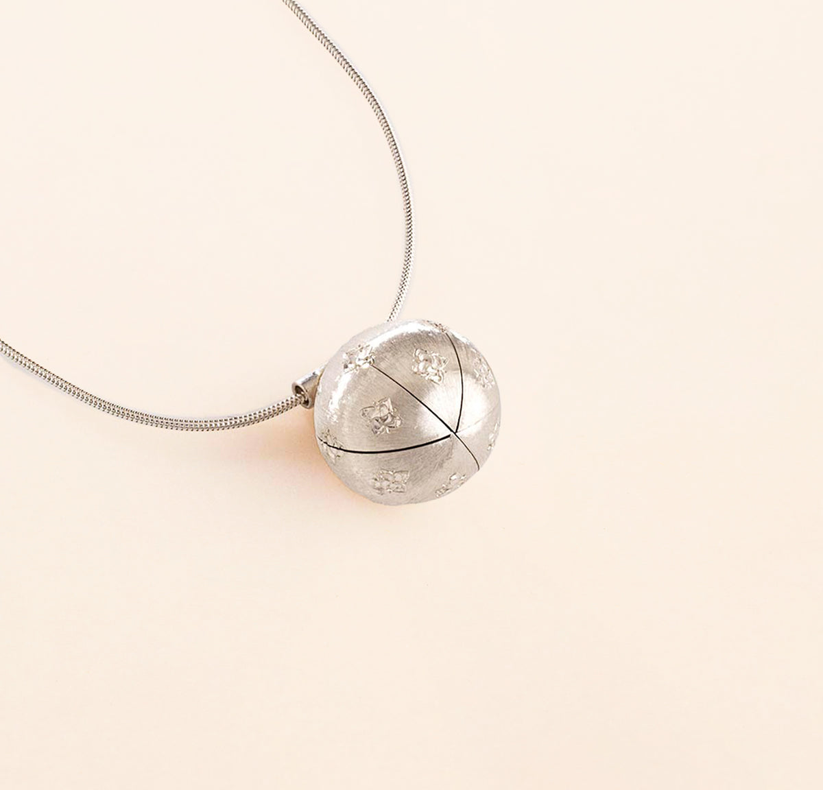 Pendentif Pomme de Senteur gravure satinée florentine 