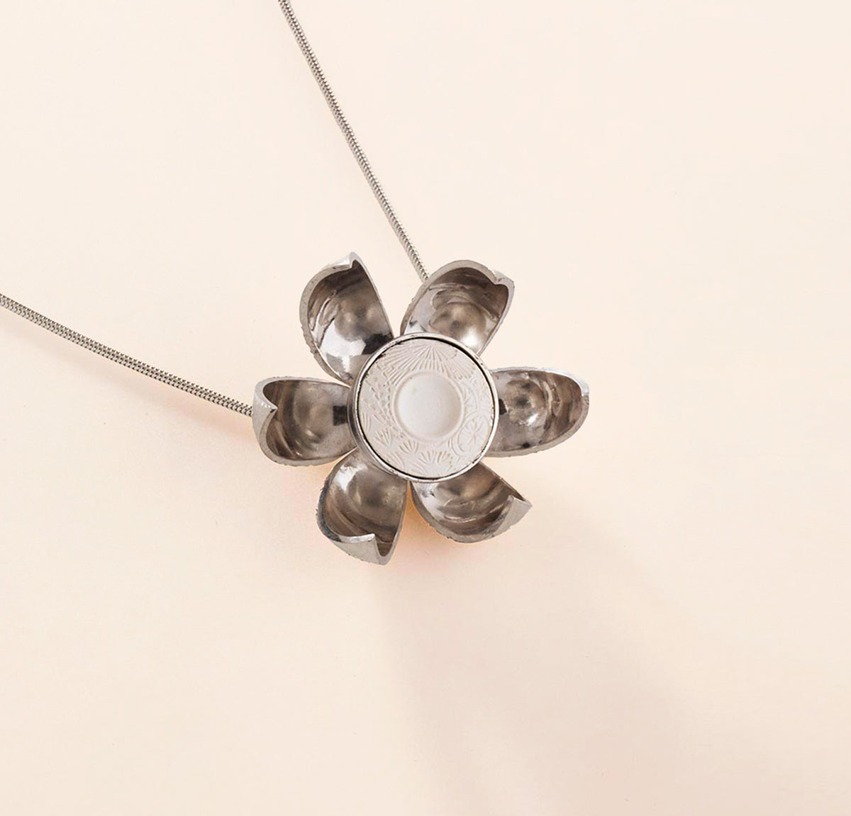 Pendentif Pomme de Senteur gravure satinée florentine ouvert